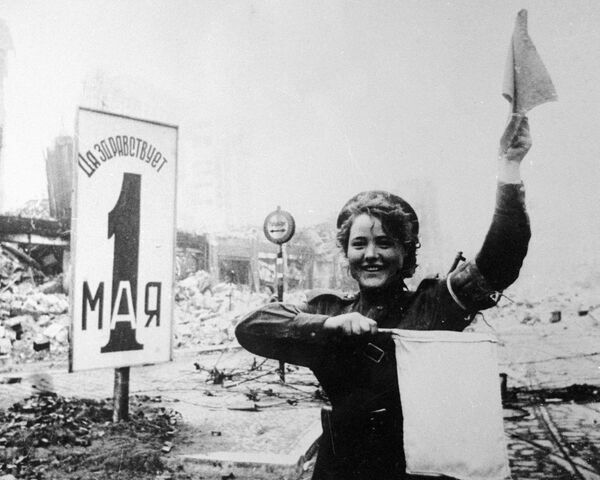 Traffic controller Maria Shalneva on Alexanderplatz in Berlin on 30 April 1945 - Sputnik International