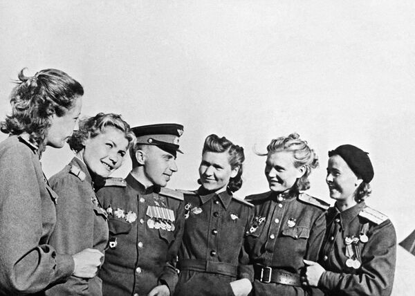 Leonid Beda, a ground-attack squadron commander, who was awarded the Hero of the Soviet Union title twice, is pictured together with female pilots on 22 May 1945 - Sputnik International