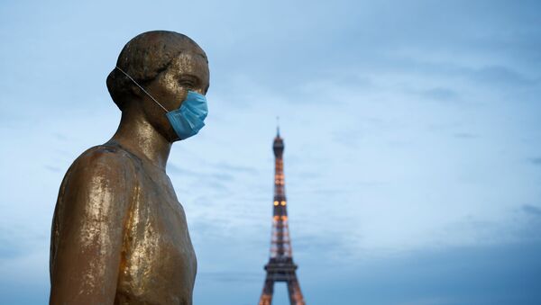 Golden Statue at the Trocadero square near the Eiffel tower wears a protective mask during the outbreak of the coronavirus disease (COVID-19) in Paris, France, May 2, 2020 - Sputnik International