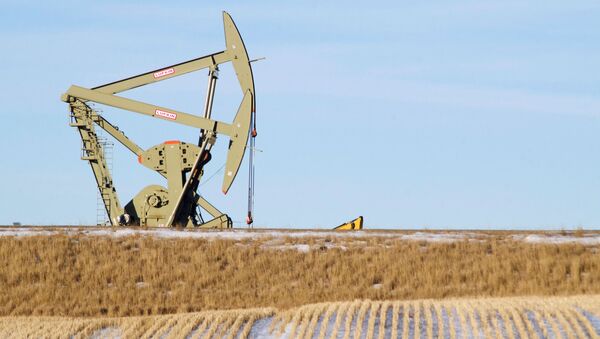 An oil pumpjack operates near Williston, North Dakota January 23, 2015. - Sputnik International