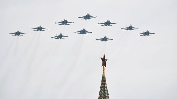 Fighter aircraft in formation over the Kremlin during repetition of the parade dedicated to the 75th anniversary of victory in the Great Patriotic War. - Sputnik International