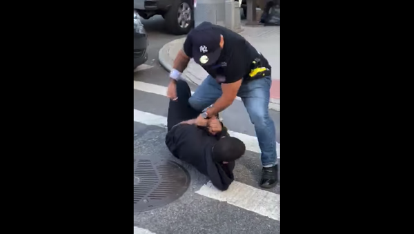 Officer with the New York Police Department is placed on modified duty after cellphone footage emerged showing him attacking a local resident who was approaching the vicinity of an ongoing arrest. - Sputnik International
