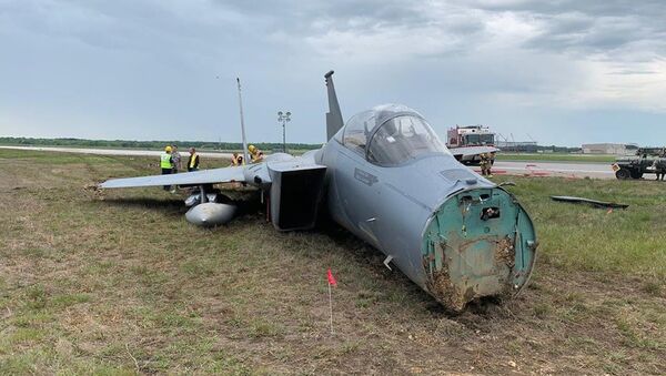 An F-15 aircraft after the emergency landing made at Joint Base Andrews in Maryland - Sputnik International