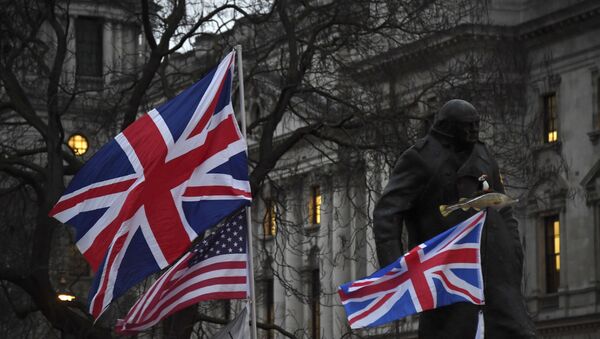 Brexit supporters hold British and US flags in front of the Statue of Winston Churchill during a rally in London, Friday, Jan. 31, 2020. - Sputnik International