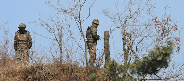 Indian army personnel patrol near the site of a gunbattle between Indian troops and suspected militants at Pakharpora in the district of Budgam  - Sputnik International