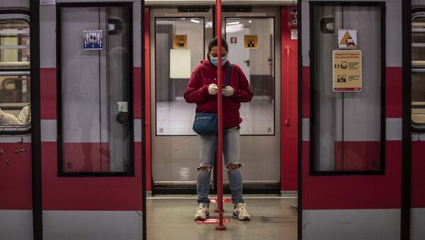 Девушка в поезде в Милане после этапного завершения карантина в Италии  - Sputnik International