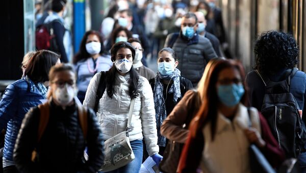 People wearing face masks arrive at the Cadorna railway station - Sputnik International