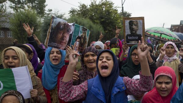 Kashmiris shout slogans during a protest after Friday prayers against the abrogation of article 370, on the outskirts of Srinagar, Indian controlled Kashmir, Friday, Oct. 4, 2019.  - Sputnik International