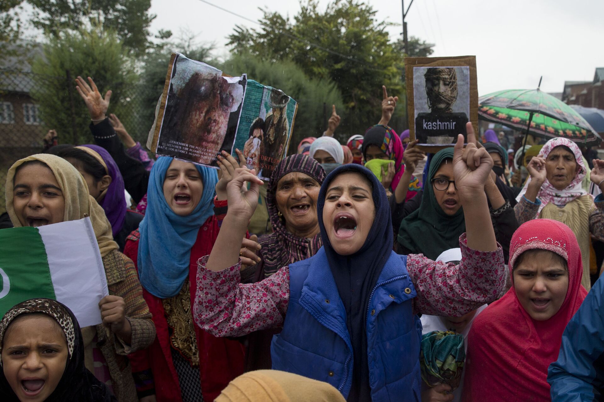 Kashmiris shout slogans during a protest after Friday prayers against the abrogation of article 370, on the outskirts of Srinagar, Indian controlled Kashmir, Friday, Oct. 4, 2019.  - Sputnik International, 1920, 07.09.2021