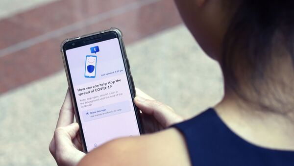 A Government Technology Agency (GovTech) staffer demonstrates Singapore's new contact-tracing smartphone app called TraceTogether, as a preventive measure against the COVID-19 coronavirus in Singapore on 20 March 2020.  - Sputnik International