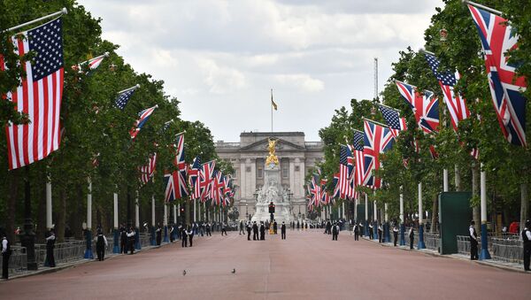 US and Union Flags line the Mall leading to Buckingham Palace in central London on June 3, 2019, with police securing the area on the first day of the US president and First Lady's three-day State Visit to the UK - Sputnik International
