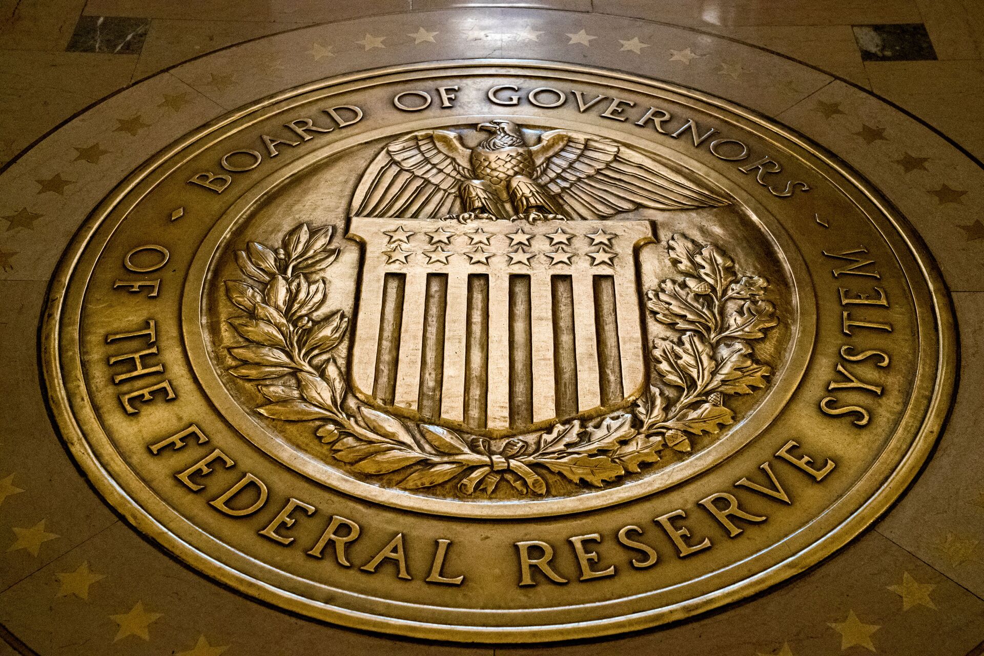 FILE- In this Feb. 5, 2018, file photo, the seal of the Board of Governors of the United States Federal Reserve System is displayed in the ground at the Marriner S. Eccles Federal Reserve Board Building in Washington. Richard Clarida, President Donald Trump's nominee for the No. 2 post at the Federal Reserve, pledged on Tuesday, May 15, to support the Fed's twin goals of stabilizing inflation and maximizing employment while also declaring the importance of the central bank’s independence.  - Sputnik International, 1920, 17.09.2021