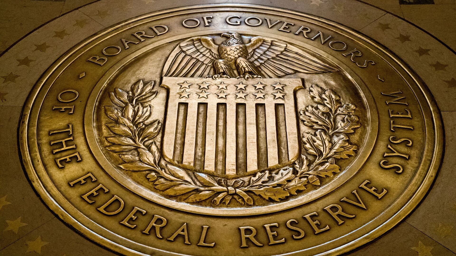 FILE- In this Feb. 5, 2018, file photo, the seal of the Board of Governors of the United States Federal Reserve System is displayed in the ground at the Marriner S. Eccles Federal Reserve Board Building in Washington. Richard Clarida, President Donald Trump's nominee for the No. 2 post at the Federal Reserve, pledged on Tuesday, May 15, to support the Fed's twin goals of stabilizing inflation and maximizing employment while also declaring the importance of the central bank’s independence.  - Sputnik International, 1920, 24.02.2021