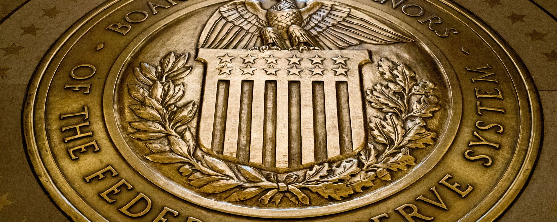 FILE- In this Feb. 5, 2018, file photo, the seal of the Board of Governors of the United States Federal Reserve System is displayed in the ground at the Marriner S. Eccles Federal Reserve Board Building in Washington. Richard Clarida, President Donald Trump's nominee for the No. 2 post at the Federal Reserve, pledged on Tuesday, May 15, to support the Fed's twin goals of stabilizing inflation and maximizing employment while also declaring the importance of the central bank’s independence.  - Sputnik International, 1920, 02.07.2022
