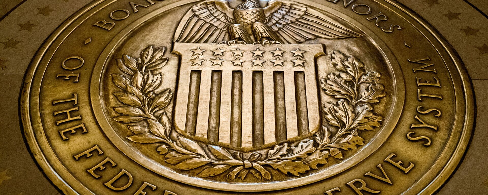 FILE- In this Feb. 5, 2018, file photo, the seal of the Board of Governors of the United States Federal Reserve System is displayed in the ground at the Marriner S. Eccles Federal Reserve Board Building in Washington. Richard Clarida, President Donald Trump's nominee for the No. 2 post at the Federal Reserve, pledged on Tuesday, May 15, to support the Fed's twin goals of stabilizing inflation and maximizing employment while also declaring the importance of the central bank’s independence.  - Sputnik International, 1920, 20.10.2021