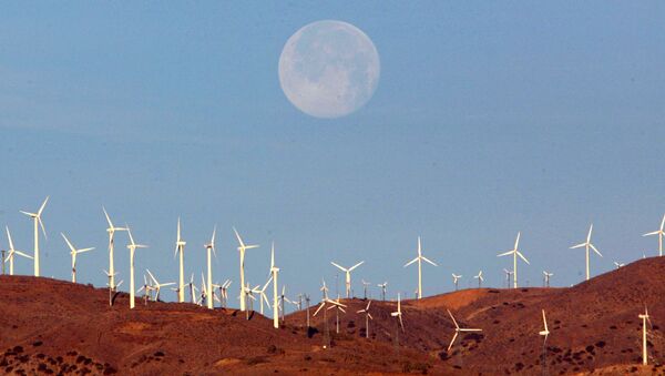 The full moon sets behind a wind farm in the Mojave Desert in California, January 8, 2004.  Picture taken January 8, 2004.   - Sputnik International