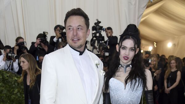 Elon Musk, left and Grimes attends The Metropolitan Museum of Art's Costume Institute benefit gala celebrating the opening of the Heavenly Bodies: Fashion and the Catholic Imagination exhibition on Monday, May 7, 2018, in New York. - Sputnik International