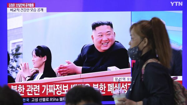 A woman passes by a TV screen showing an image of North Korean leader Kim Jong Un and his sister Kim Yo Jong during a news program at the Seoul Railway Station in Seoul, South Korea, Saturday, May 2, 2020.  - Sputnik International