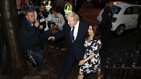 Former London Mayor and Vote Leave campaigner Boris Johnson (L) and his wife Marina Wheeler (R) arrive at a polling station in north London on June 23, 2016, as he casts his vote in a national referendum on whether to remain in, or to leave the European Union (EU) - Sputnik International