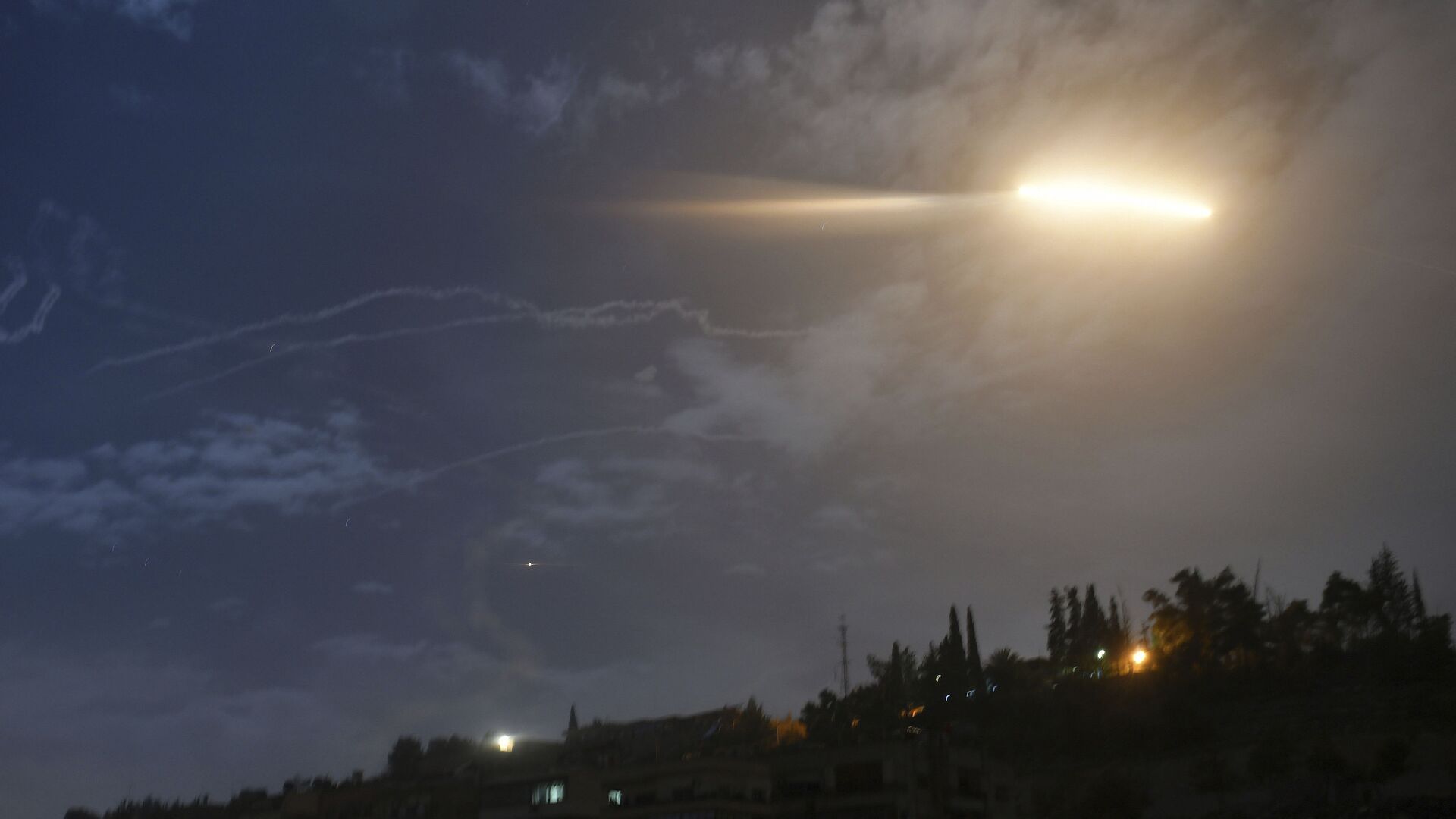 In this photo released by the Syrian official news agency SANA, shows missiles flying into the sky near international airport, in Damascus, Syria, Monday, Jan. 21, 2019 - Sputnik International, 1920, 11.02.2024