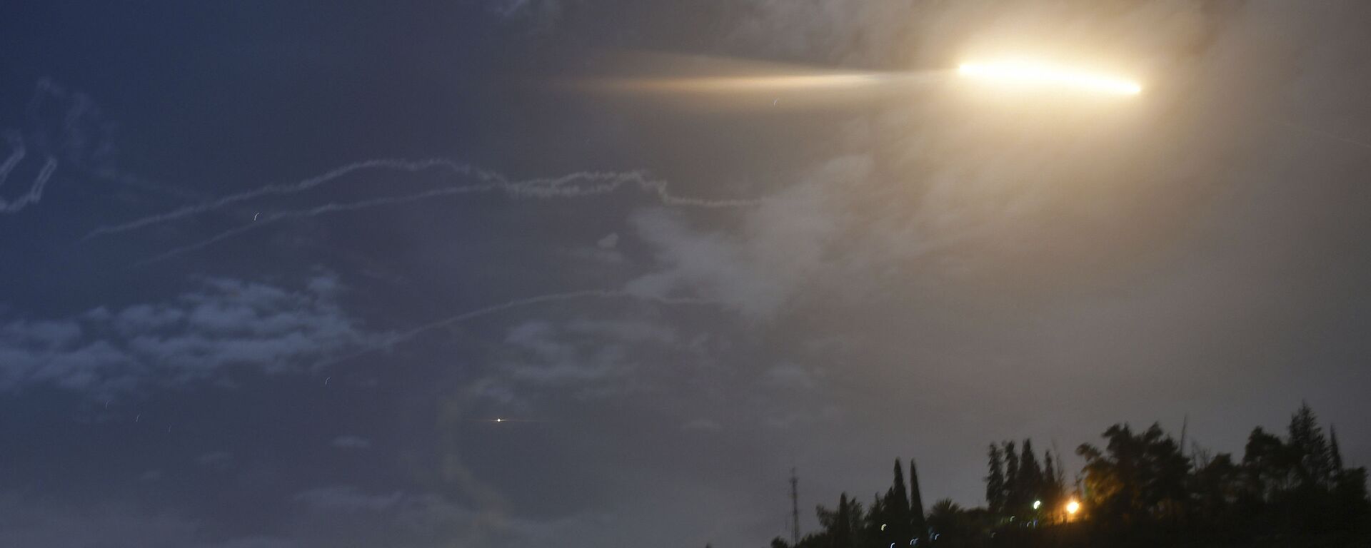 In this photo released by the Syrian official news agency SANA, shows missiles flying into the sky near international airport, in Damascus, Syria, Monday, Jan. 21, 2019 - Sputnik International, 1920, 08.06.2022