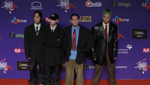Members of South Korean music band Hyukoh pose for photos on the red carpet of the Mnet Asian Music Awards (MAMA) in Hong Kong, Friday, Dec. 1, 2017 - Sputnik International