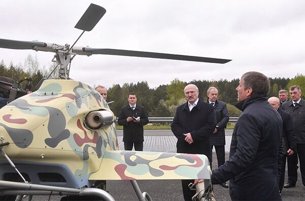 Engineer tells Belarusian President Alexander Lukashenko about a new helicopter drone design. - Sputnik International