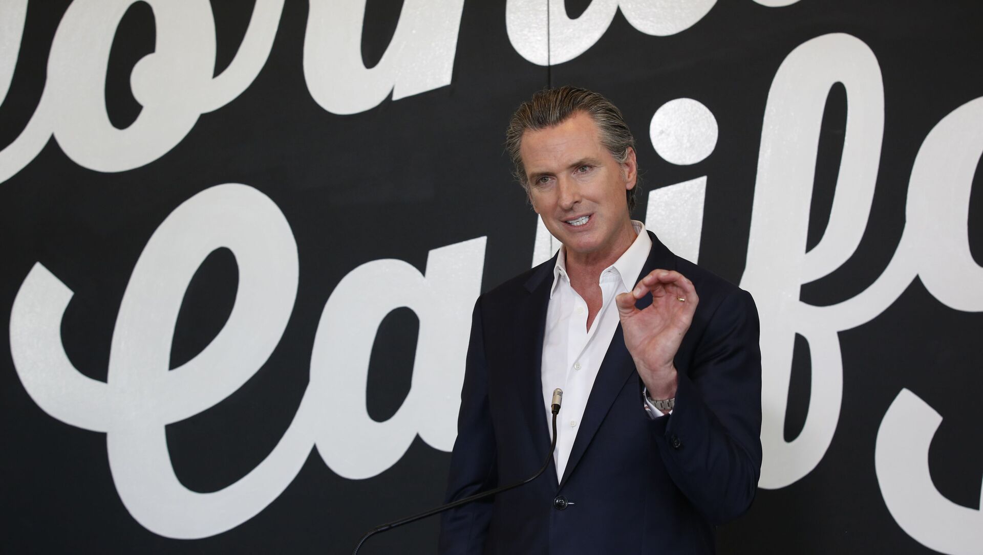 Gov. Gavin Newsom discusses his plan for the gradual reopening of California businesses during a news conference at the Display California store in Sacramento, Calif., Tuesday, May 5, 2020 - Sputnik International, 1920, 13.07.2021