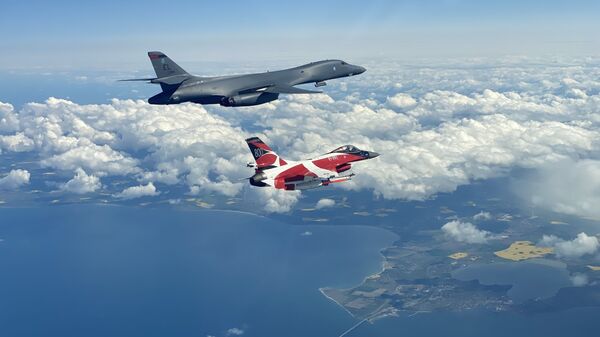 A B-1B Lancer flies with a Danish F-16 during a training mission for Bomber Task Force Europe, May 5, 2020. - Sputnik International