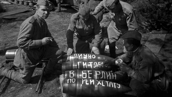 Soviet artillery gunners preparing for the battle for Berlin - Sputnik International