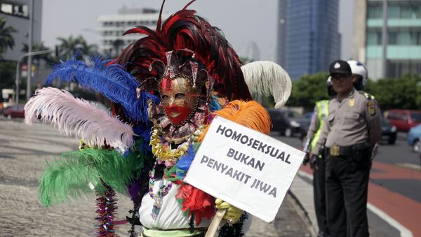 gay activist in Indonesia holds a placard that reads: Homosexuality is not mentall illness - Sputnik International