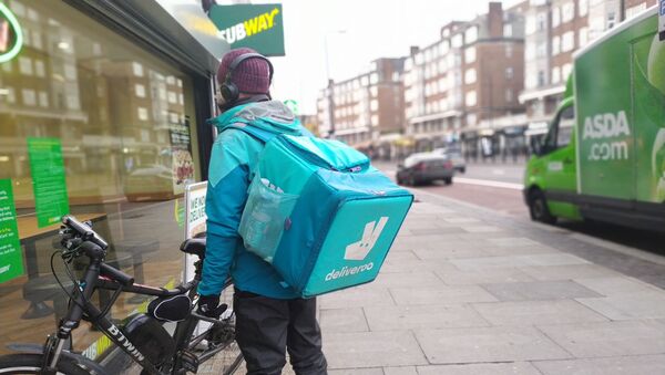 Precarious worker for Deliveroo near Finchly Road in north London - Sputnik International
