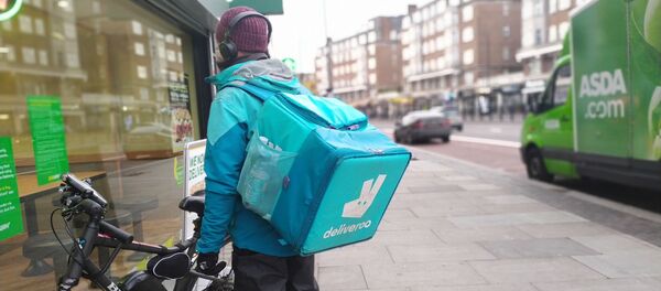 Precarious worker for Deliveroo near Finchly Road in north London - Sputnik International