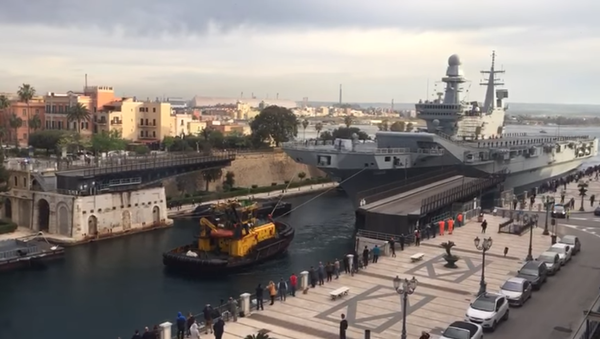The Italian aircraft carrier Cavour passing through the navigation canal in Taranto separating the Mare Piccolo from the Ionian Sea - Sputnik International