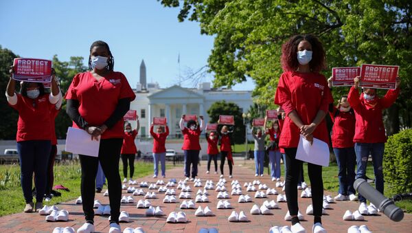 Registered Nurses and members of the National Nurses United (NNU), the largest U.S. nurses union, rally on behalf of healthcare workers nationwide who have passed away due to the coronavirus disease (COVID-19) outbreak, during a protest outside the White House in Washington, U.S., May 7, 2020. - Sputnik International