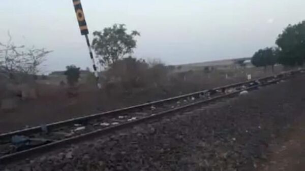 A train kills at least 17 workers in India, 8 May 2020 - Sputnik International