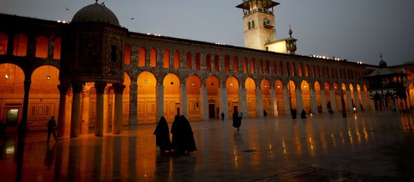 Muslim women walk in the courtyard of the 7th century Umayyad Mosque in Damascus, Syria, Wednesday, Oct. 3, 2018 - Sputnik International