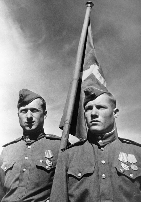 Soviet soldiers Mikhail Egorov (right) and Meliton Cantaria, who hoisted the Banner of Victory over the Berlin Reichstag in May 1945 - Sputnik International