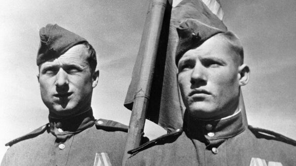 Soviet soldiers Mikhail Egorov (right) and Meliton Cantaria, who hoisted the Banner of Victory over the Berlin Reichstag in May 1945 - Sputnik International