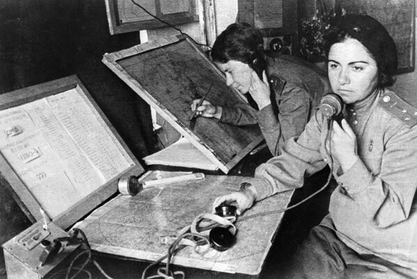 The women's fighter aviation regiment was part of the USSR Air Defence Forces. Telephone operator Nina Slovokhotova (left) and navigator of the air regiment, Zuleikha Seid-Mammadov, at the navigation headquarters - Sputnik International