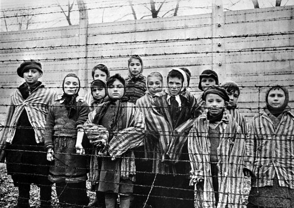 Children imprisoned in the Auschwitz concentration camp, 1945 - Sputnik International