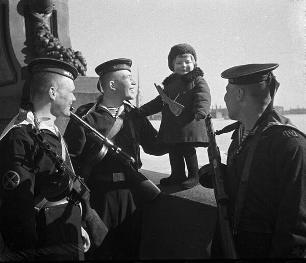 Sailors of the Baltic Fleet talk to a girl, Lucy, whose parents died from hunger during the Siege of Leningrad - Sputnik International
