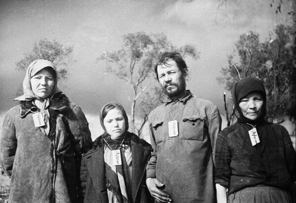Residents of the Zubtsovo village. In occupied villages, the Nazis obliged people to wear tags around their necks with the name of the village where they lived - Sputnik International