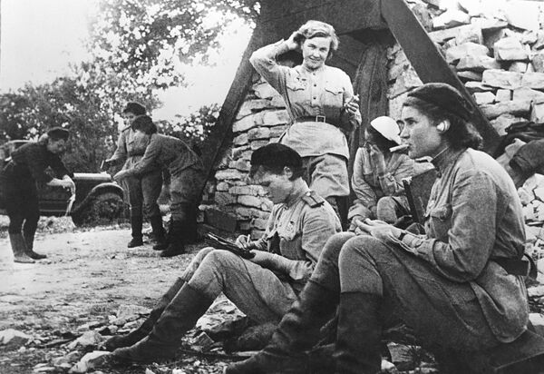 Pilots of the 46th Guards Aviation Regiment (from left to right): sitting - Irina Sebrova, Vera Belik, standing - Nadezhda Popova. All were awarded the title of Hero of the Soviet Union, Vera Belik posthumously - Sputnik International