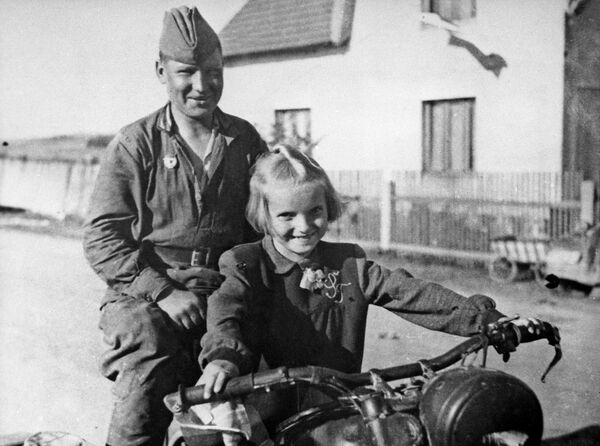 The village of Chimelice, 1945. Soviet soldier and a Czech girl. Taken from the archive of the Central Museum of the Armed Forces of the USSR, 1945 - Sputnik International