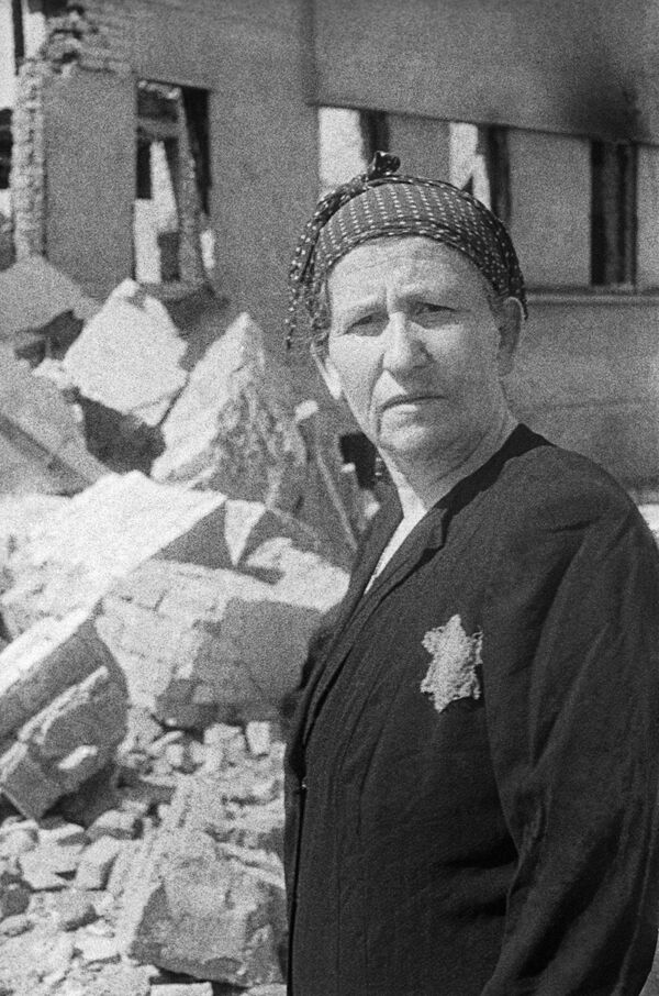 A resident of a Jewish ghetto by the ruins of her house, 1943 - Sputnik International