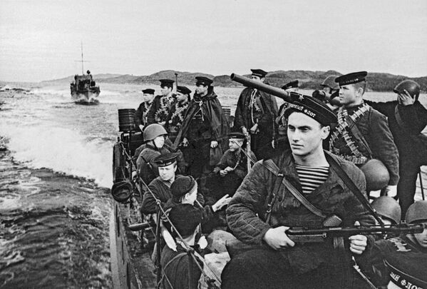 Northern Fleet paratroopers taken on boats to the war zone, 1942 - Sputnik International