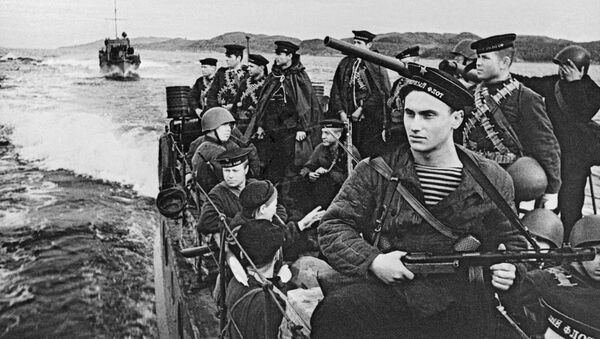 Northern Fleet paratroopers sail on boats to the war zone, 1942 - Sputnik International