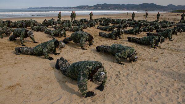 Civilian volunteers perform pushups as they take part in a Marines training camp on a beach near the south-eastern city of Pohang on January 14, 2020 - Sputnik International