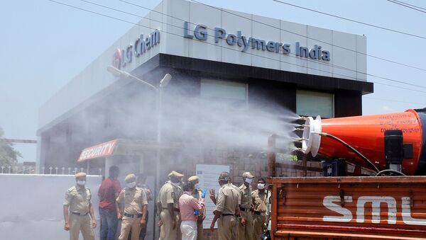 Municipal workers decontaminate the area outside of the LG Polymers Plant following a gas leak at the plant in Visakhapatnam, India, May 8, 2020. - Sputnik International